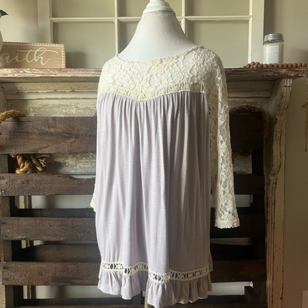🟠NWT UMGEE 3/4 Lace Sleeve Tunic Top in Lavender and Ivory LG